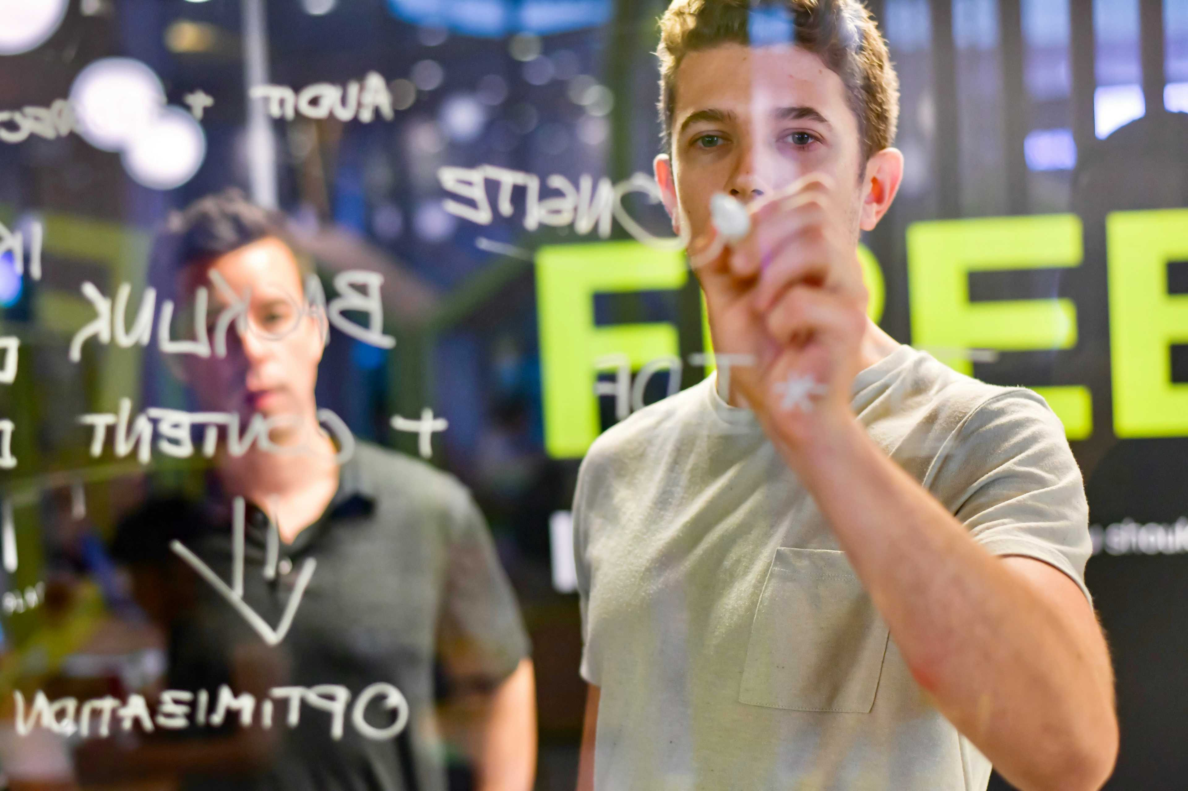 Image de couverture de l'article Digitaliser votre entreprise de nettoyage : Comment mettre en place un système d'abonnements 24/7 efficace