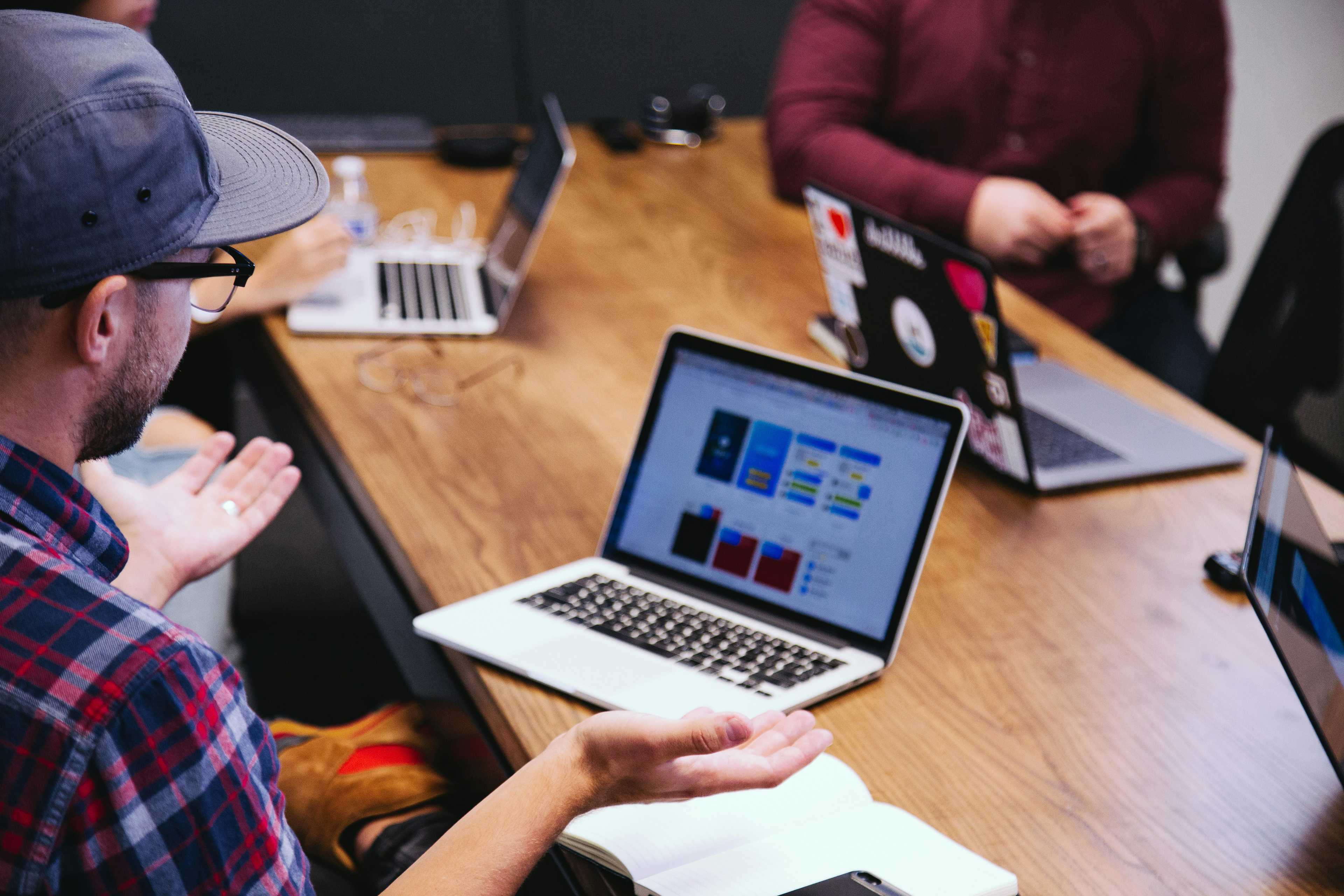 Image de couverture de l'article Créer un blog sur mesure : pourquoi éviter les CMS standards et opter pour une solution personnalisée