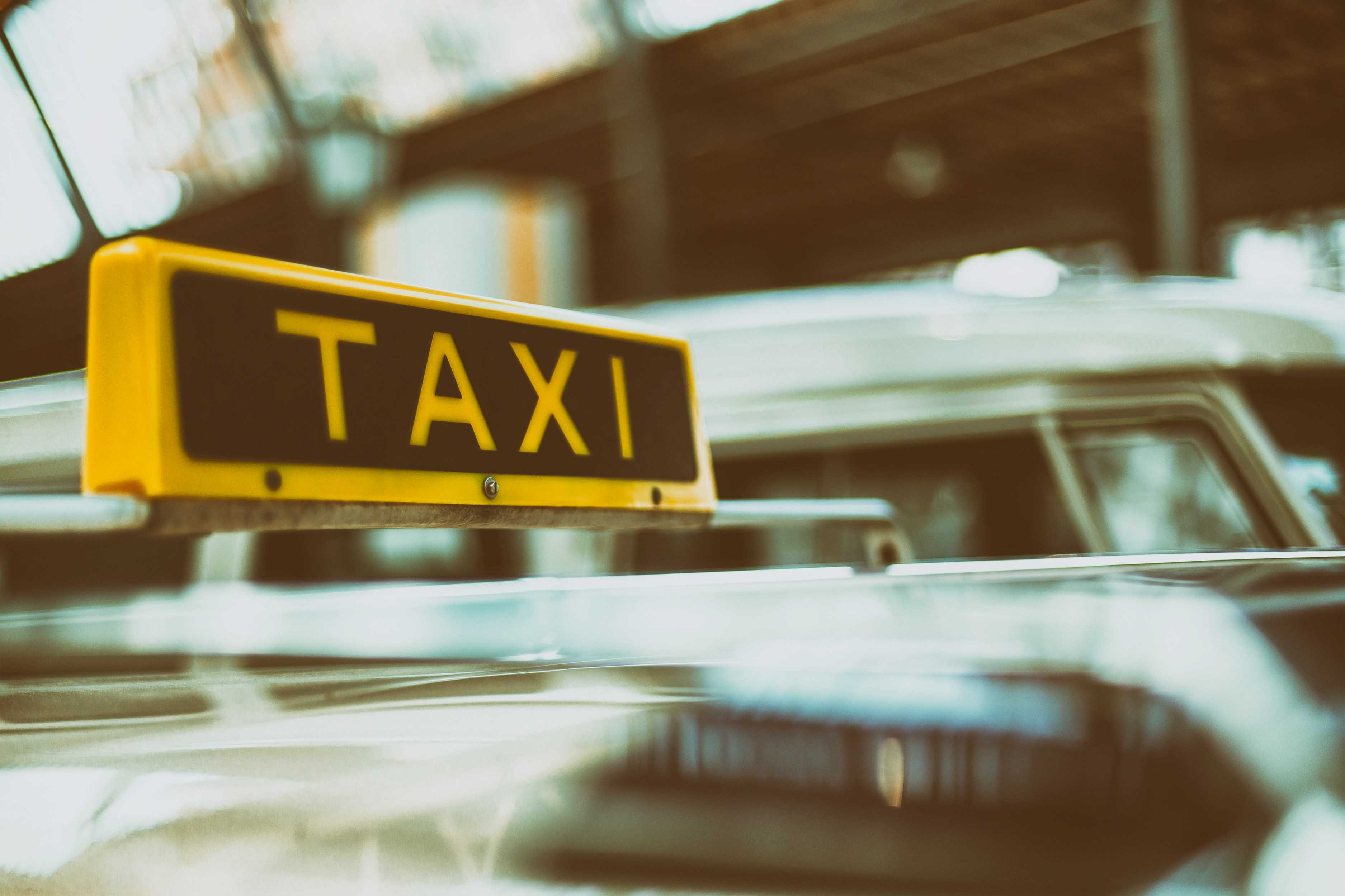 Image de couverture de l'article Développement de plateformes de réservation multilingues pour VTC et taxis : les clés d'une solution performante