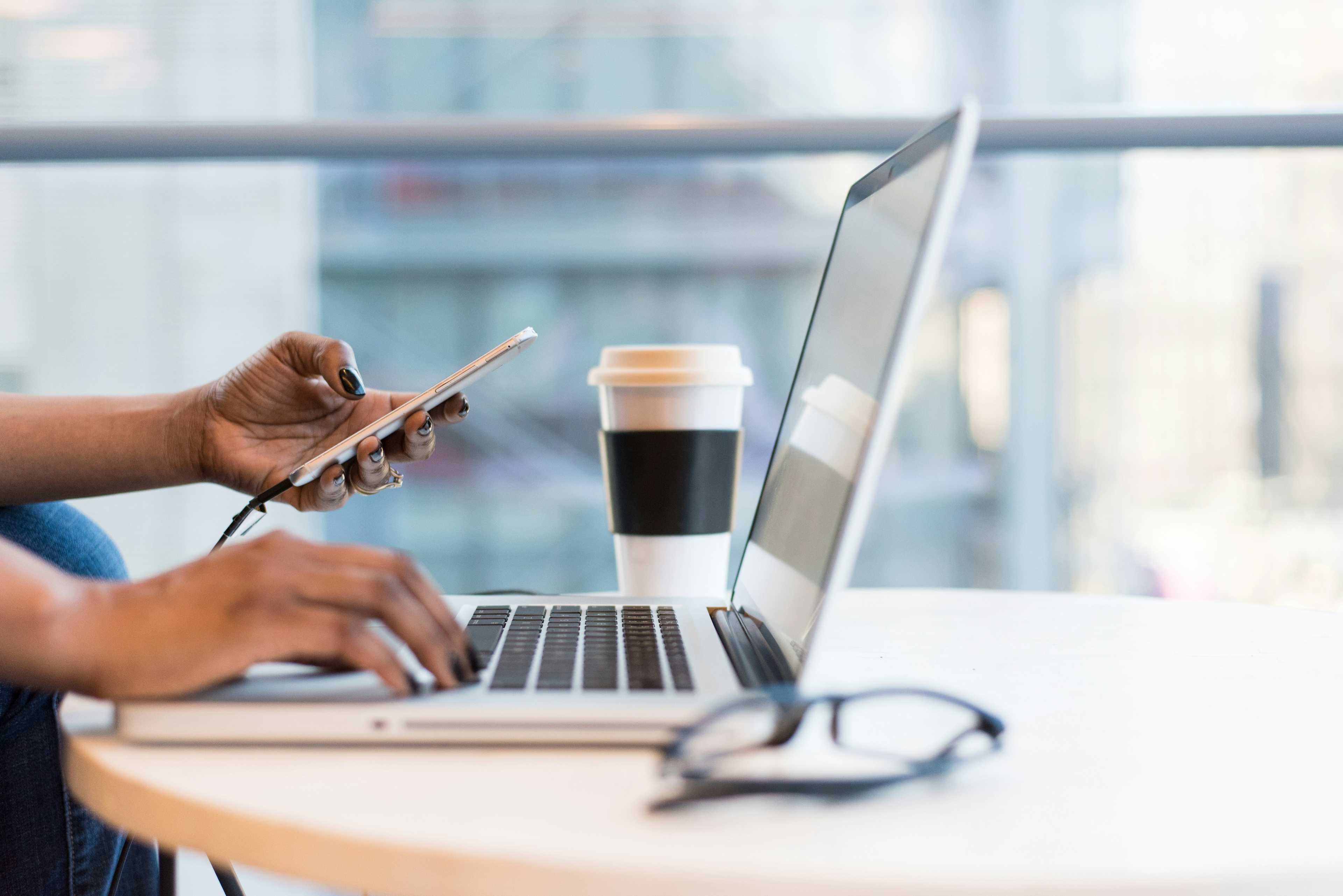 Image de couverture de l'article Connecter votre front-end React à une base de données : Guide complet pour une intégration efficace