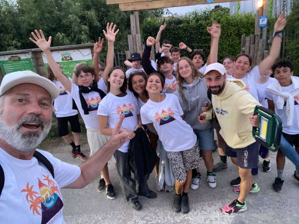 Selfie de groupe en soirée