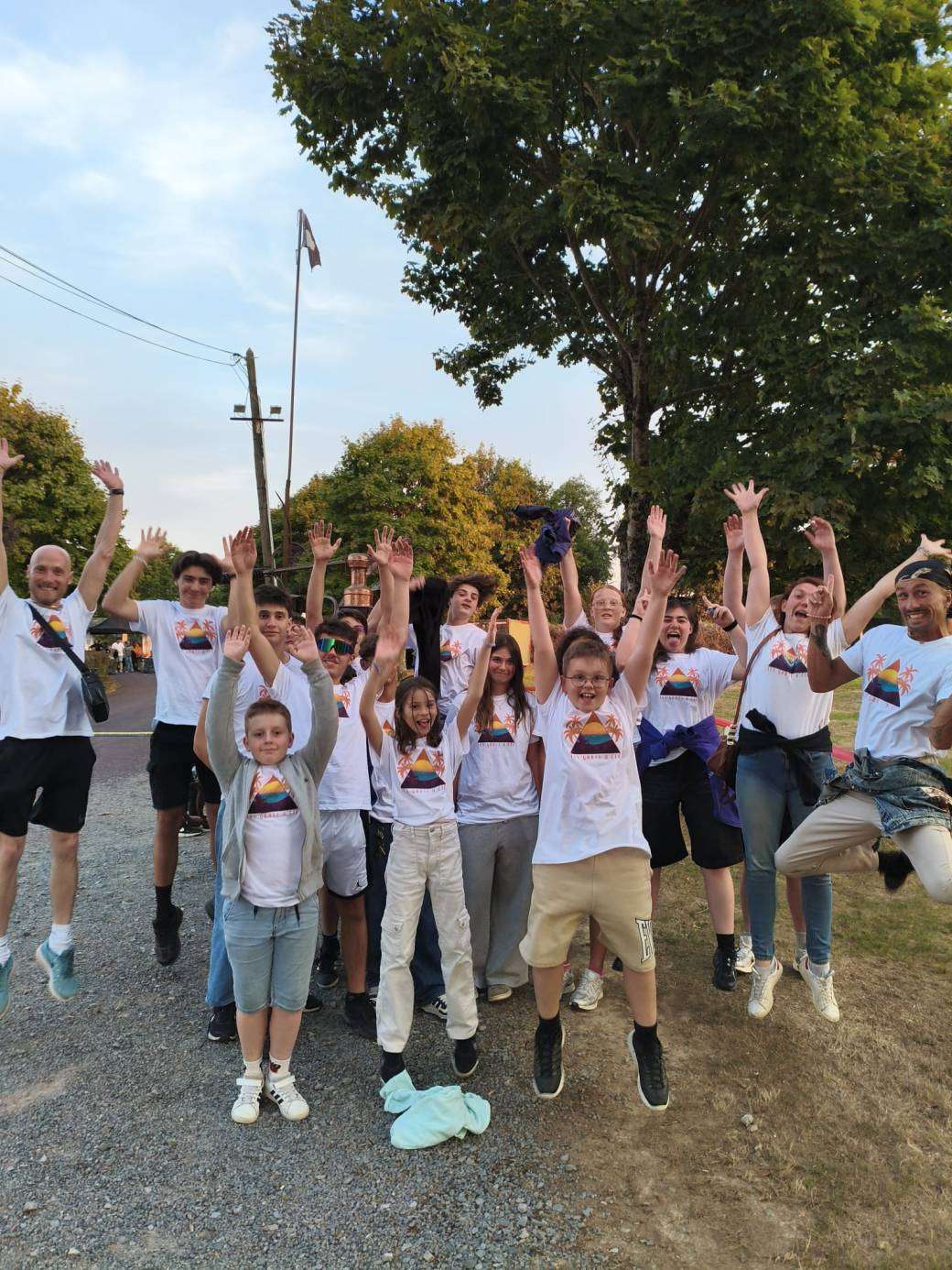 Le groupe saute de joie