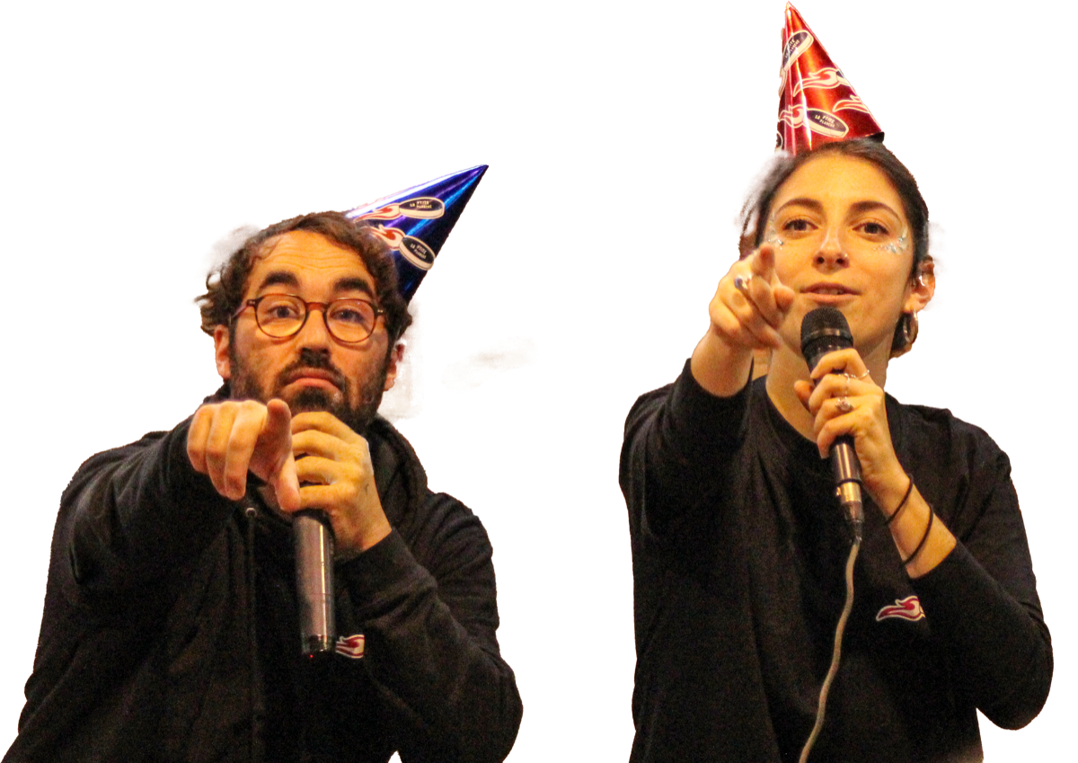 Douggy et Alice, deux adhérents de La P'tite Planche qui pointent leur doigt en direction du logo