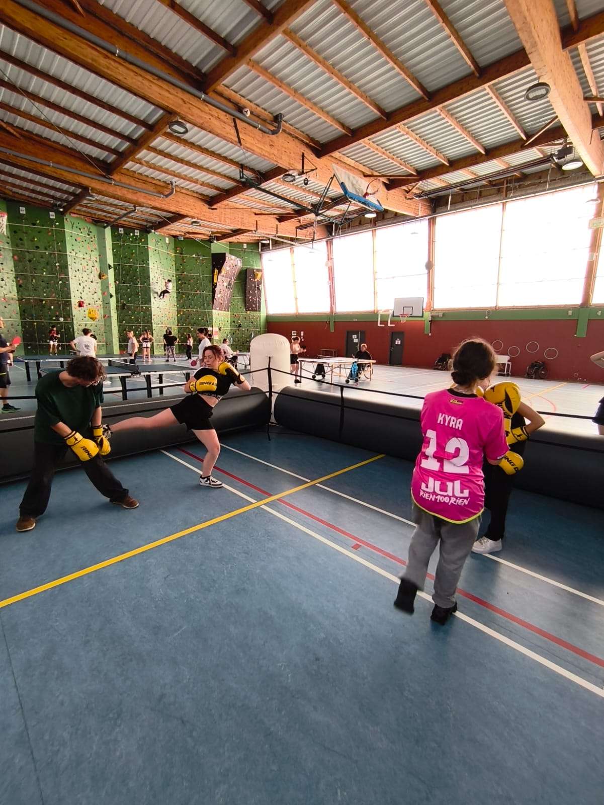 Photo 3 - Tous uni dans le sport! 